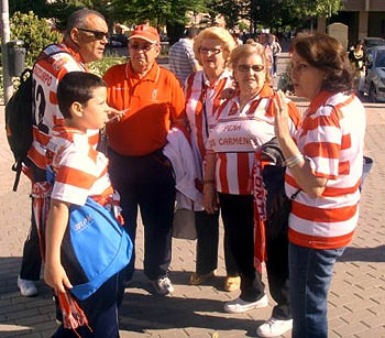 Peñistas rojiblancos antes de desplazarse a Lorca (LÁZARO)