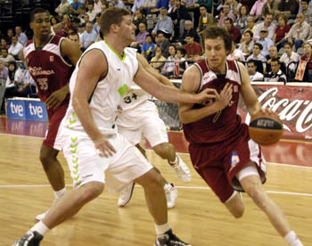 Joe Ingles en una acción del encuentro ante Unicaja (PACO AYALA)