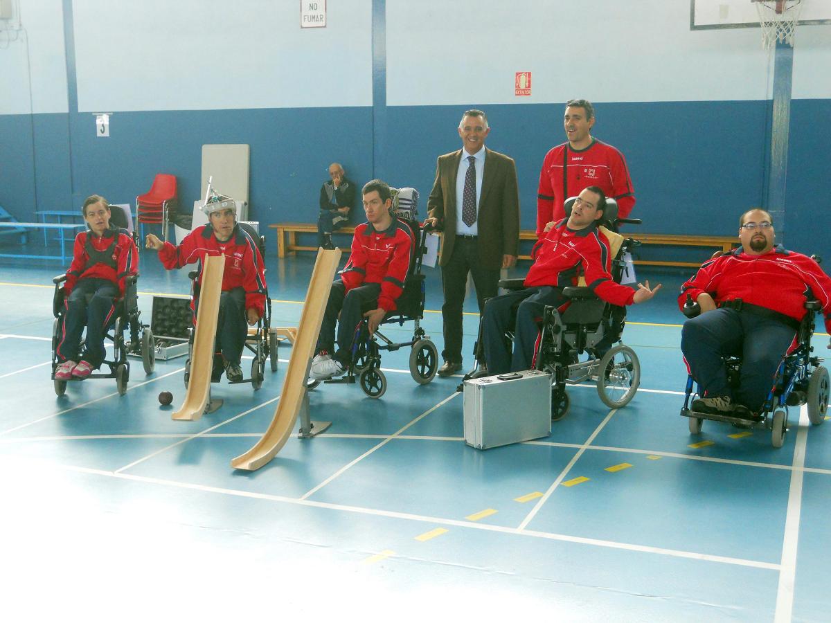 El concejal maracenero con los deportistas participantes (GRJ)