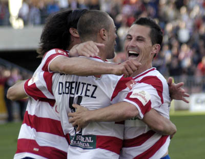 Granada, Benítez y Collantes se felicitan por el último tanto (PACO AYALA)