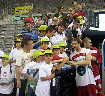 Menores de Alhendín en su visita al Palacio de Deportes (GRJ)