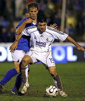 Capa, jugador del Écija, defiende al madridista Reyes