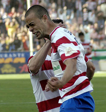 Benítez celebra con gesto de rabia el tanto ante el Real Jaén (AYALA)