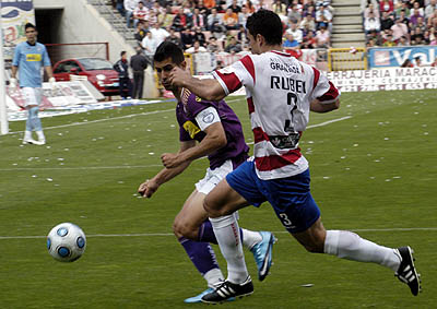 Rubén Párraga en una jugada con un jugador del Real Jaén (PACO AYALA)