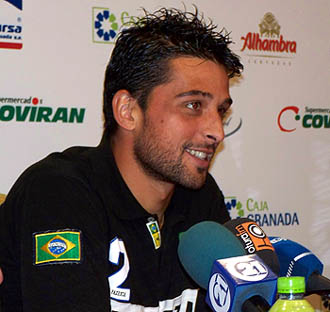 Tariq Spezie durante la rueda de prensa previa (GRJ)