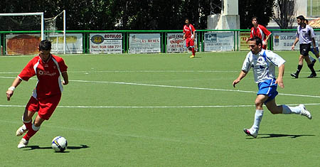 El accitano Santi acosado por un jugador del conjunto gabirro (GRJ)