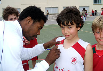 Hunter con los alumnos del colegio Santa María (CBGRANADA.COM)