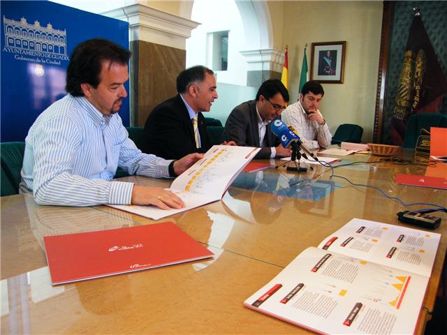 Momento de la firma del convenio para la salida de la Vuelta