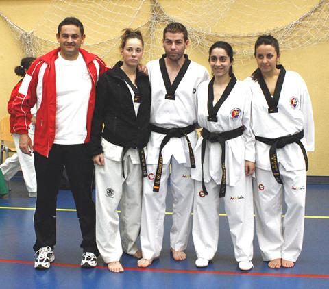 Magnífica representación en el Polideportivo de Marmolejo