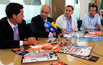 Un momento de la presentación en Guadix de la Copa Puleva (GRJ)