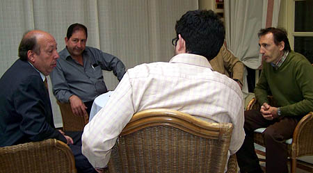 Ramiro Pérez charlando con representantes de Radio Granada e Ideal (GRJ)