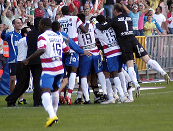 Los jugadores rojiblancos celebrando el tanto de Amaya (AYALA)