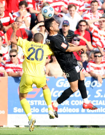 Tariq salta con un jugador alfarero en una acción del partido (LOF)