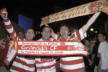 Aficionados rojiblancos celebrando el ascenso de categoría (AYALA)