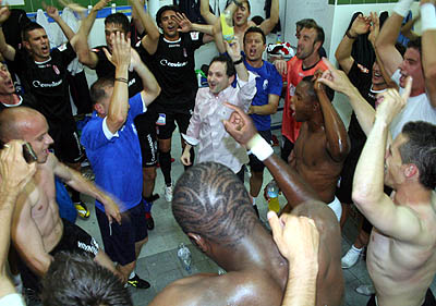 Los jugadores rojiblancos lo festejaron en el vestuario visitante (LOF)