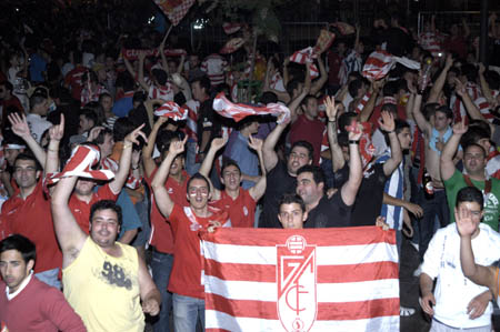 Los aficionados rojiblancos celebraron el ascenso en la Fuente de las Batallas (AYALA)