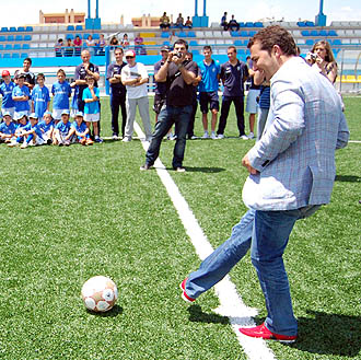 El alcalde de Maracena realizando el saque de honor (GRJ)