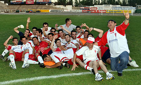Los integrantes de la plantilla accitana celebraron la victoria en la eliminatoria (GRJ)