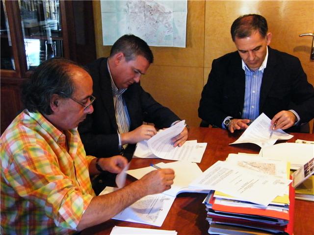 Un momento de la firma del contrato