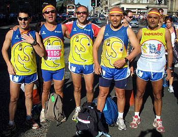 Grupo de trotanoches que disputarán la Maratón de Estocolmo (GRJ)