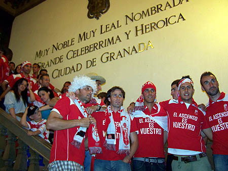 La plantilla rojiblanca en las escaleras del Ayuntamiento de Granada (GRJ)