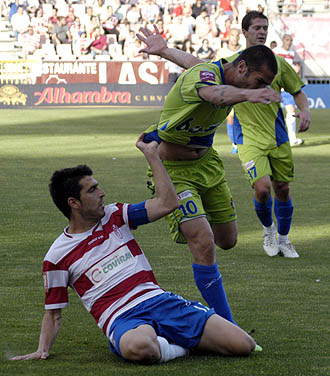 Lucena en una acción ante un jugador de la Ponferradina (AYALA)