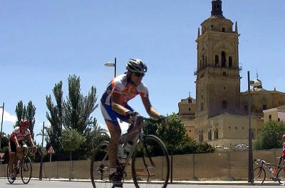 Un momento de la carrera por las calles de Guadix con la catedral al fondo