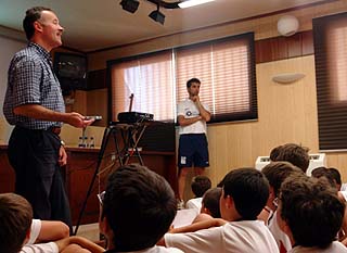Los alumnos atienden las explicaciones del doctor Gallo (GRJ)