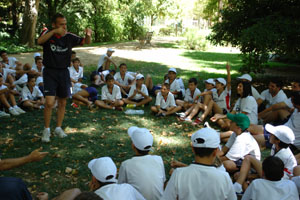 Jose Mari habla con los niños en el Parque Maria Luisa