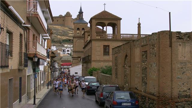 Un momento de la salida con el Castillo de la Calahorra al fondo