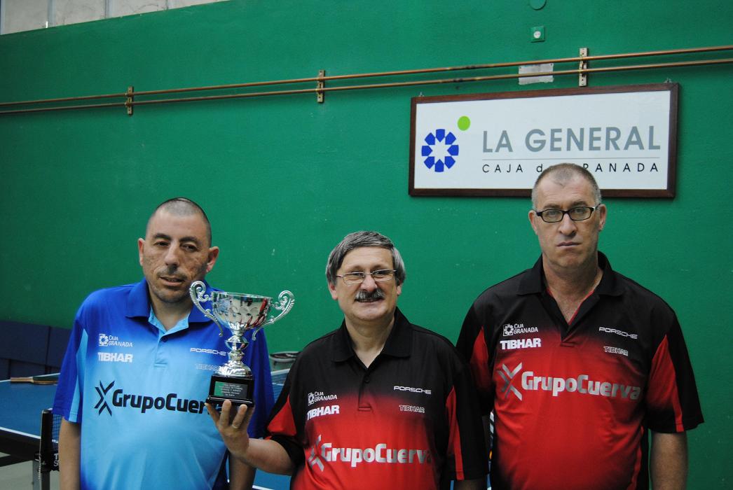 Los integrantes de la Selección con su trofeo