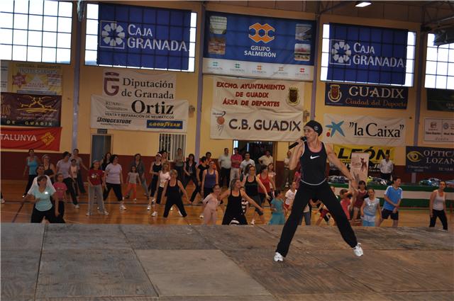 Más de 70 personas bailaron al ritmo de Montse Martínez  