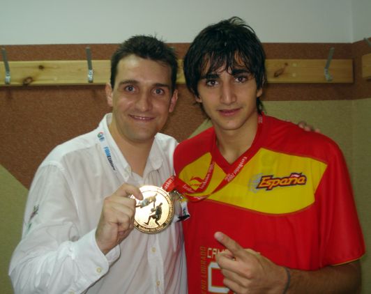 Alberto Pérez con Ricky Rubio con la medalla de oro en Polonia