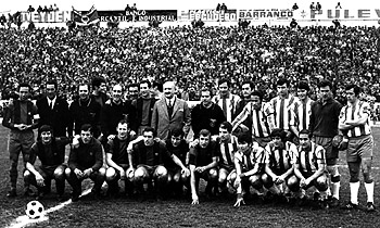 El presidente Candi y el Doctor Cabot en los prolegómenos del partido celebrado en Los Cármenes el 14/03/1971 (Foto gentileza de Rafael Doña)