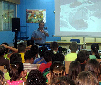 Pepe Saldaña durante una charla a escolares granadinos (GRJ)