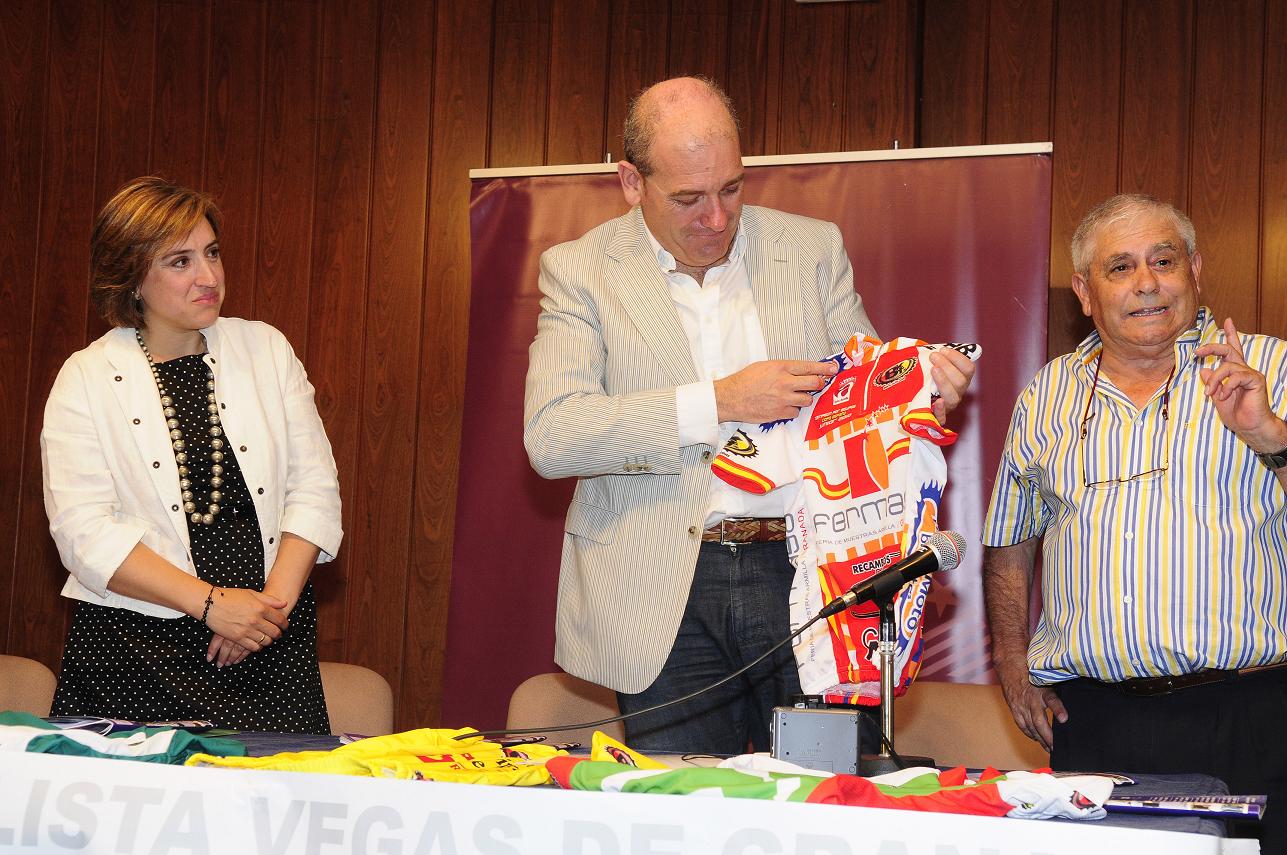 El alcalde de Armilla recibió un maillot conmemorativo del equipo Fermasa-Construcciones Armilla