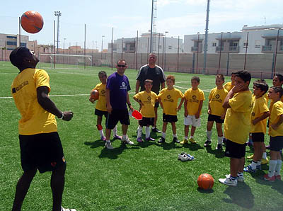 Emmanuel Gomis, jugador del Liverpool, en una sesión con los benjamines