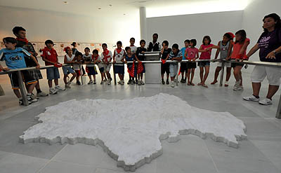 Varios alumnos del Campus durante la visita al museo de CajaGranada