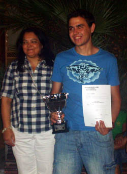 José Camacho con el título de campeón