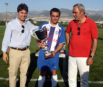 Un momento de la entrega de trofeos del Torneo de Peñas (GRJ)
