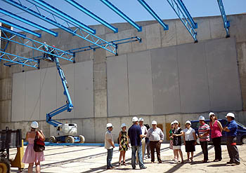 Un momento de la visita de la delegada a las obras del Pabellón