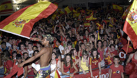 Los aficionados granadinos celebraron la victoria de la selección en el Mundial (AYALA)