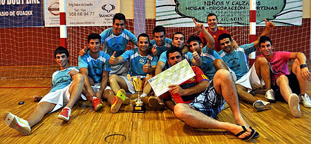 El equipo de Los Catos celebrando la victoria en la final de las 24 horas de Fúbol Sala en Guadix