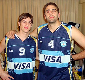 Gutierrez y De los Santos con la camiseta albiceleste