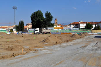 Las máquinas trabajan sobre el terreno de juego (GRJ)