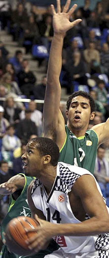 Ludovic Vaty en una acción ante Unicaja