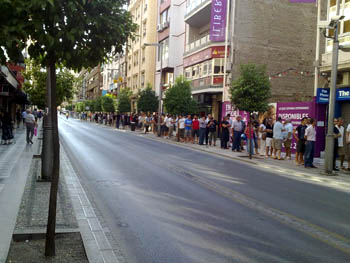 Las colas de aficionados llegaron a Puerta Real (GRANADACF.ES)
