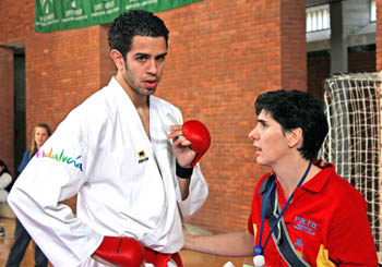 Adrián Martínez junto a Obdulia Martínez, su entrenadora de la UGR