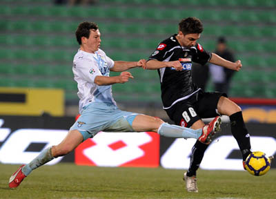 Guillerme Siqueira en una acción con la camiseta de Udinese Calcio