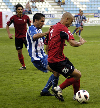 Dani Benítez en una acción en el choque ante el Motril (P. AYALA)